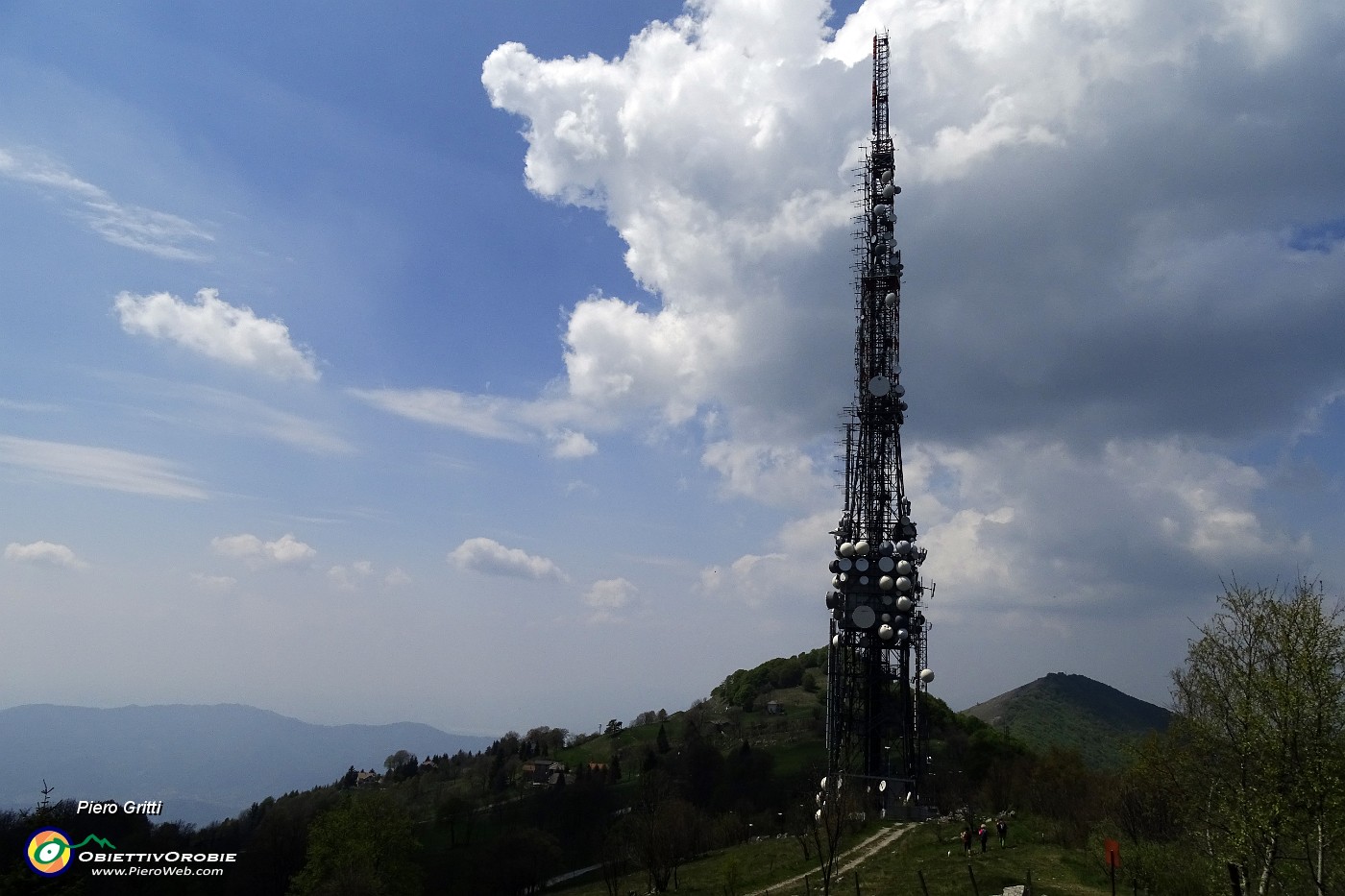 54 Le alte antenne di Valcava svettano in cielo.JPG -                                